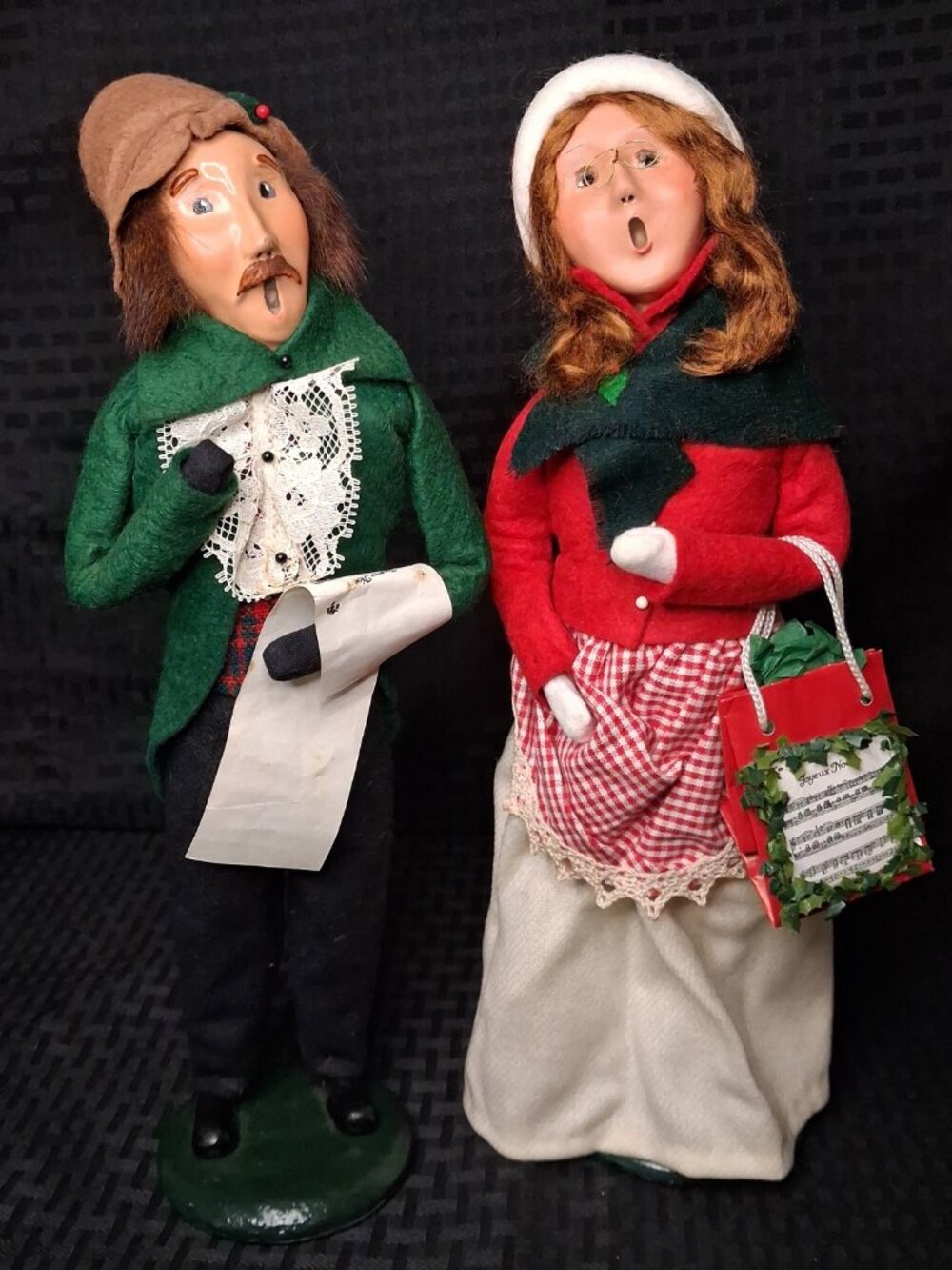 BYERS CHOICE THE CAROLERS 1986 MAN AND TRADITIONAL ARTIST 2007 WOMAN Joyeux Noel